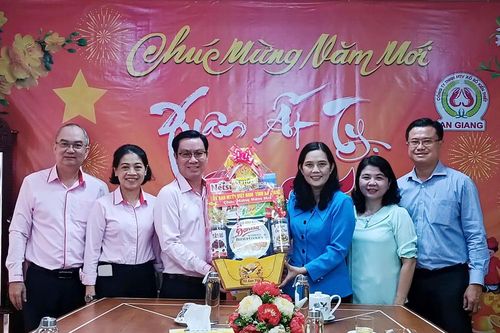 Chủ tịch UBMTTQVN tỉnh An Giang Đặng Thị Hoa Rây thăm, tặng quà doanh nghiệp, đơn vị có nhiều đóng góp an sinh xã hội