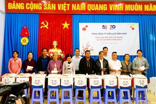 Trao 100 phần quà Tết cho hộ nghèo, gia đình chính sách tại TP. Long Xuyên