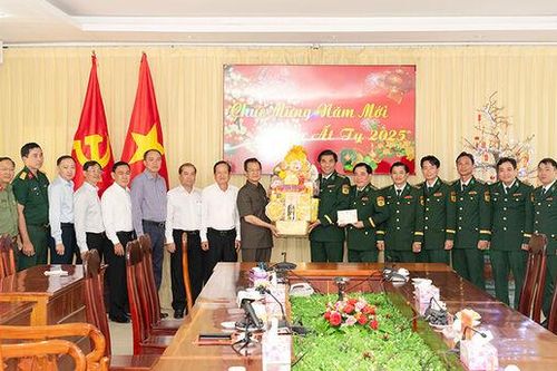 Bí thư Tỉnh ủy An Giang Lê Hồng Quang thăm, chúc Tết Bộ đội Biên phòng tỉnh