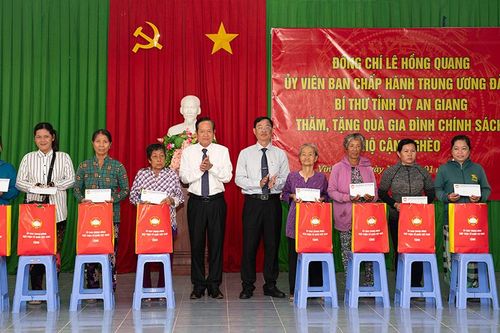 Bí thư Tỉnh ủy An Giang Lê Hồng Quang thăm, chúc Tết trên địa bàn TP. Châu Đốc