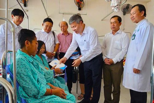 Phó Tổng Giám đốc Bảo hiểm Xã hội Việt Nam tặng quà bệnh nhân và gia đình chính sách ở An Giang