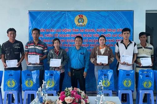 Liên đoàn Lao động huyện Thoại Sơn chúc Tết doanh nghiệp và đoàn viên có hoàn cảnh khó khăn