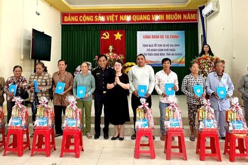 Công đoàn Bộ Tài Chính và Công đoàn Tổng Cục Hải Quan Việt Nam tặng quà Tết tại thị trấn Long Bình