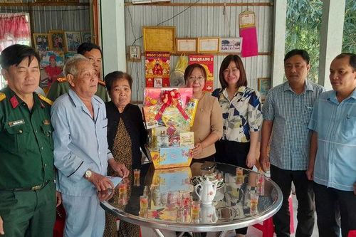 Chủ tịch UBND huyện Phú Tân thăm, chúc Tết gia đình chính sách