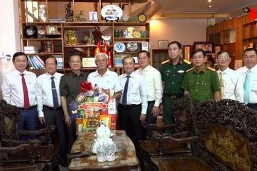 Bí thư Tỉnh ủy An Giang Lê Hồng Quang chúc Tết các đồng chí nguyên Bí thư Tỉnh ủy và nguyên lãnh đạo quân đội