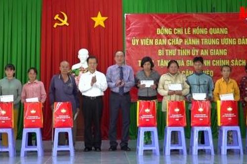 Bí thư Tỉnh ủy An Giang Lê Hồng Quang thăm, chúc Tết trên địa bàn TP. Châu Đốc