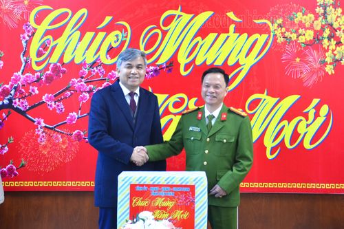 Phó Chủ tịch UBND tỉnh Lò Văn Tiến thăm, chúc tết cơ quan, gia đình chính sách tại TP. Điện Biên Phủ
