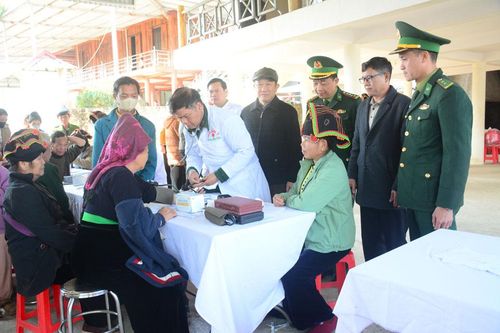 Hơn 200 triệu đồng dành tặng người dân biên giới