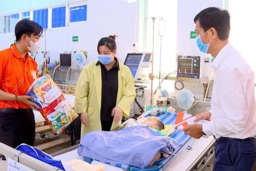 Tập đoàn Kim Oanh trao 100 phần quà Tết cho bệnh nhi nghèo