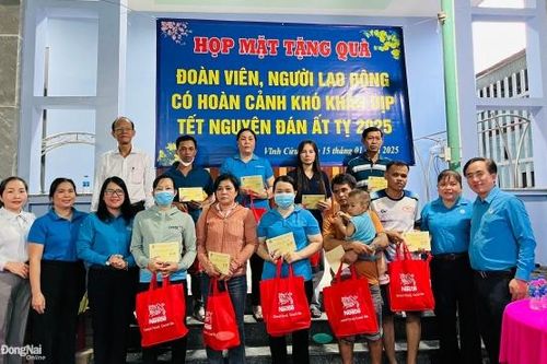 Hàng trăm phần quà Tết tiếp tục được trao cho công nhân có hoàn cảnh khó khăn