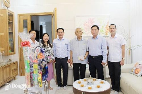 Bí thư Thành ủy Biên Hòa chúc Tết các đồng chí nguyên lãnh đạo tỉnh và thành phố