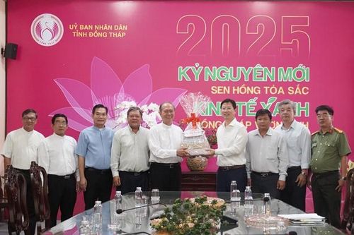 Phó Chủ tịch UBND tỉnh tiếp Đoàn Giáo phận Mỹ Tho đến thăm, chúc Tết Nguyên đán năm 2025