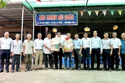 Đoàn công tác của tỉnh thăm, chúc Tết tại huyện Lai Vung