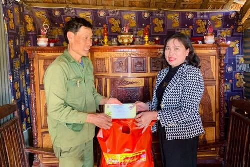 Thăm, tặng quà người có uy tín và hộ nghèo ở huyện Ia Grai