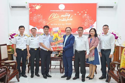 Phó Chủ tịch Thường trực UBND tỉnh Lê Hữu Hoàng tiếp đoàn Bộ Tư lệnh Vùng 4 Hải quân đến thăm, chúc Tết