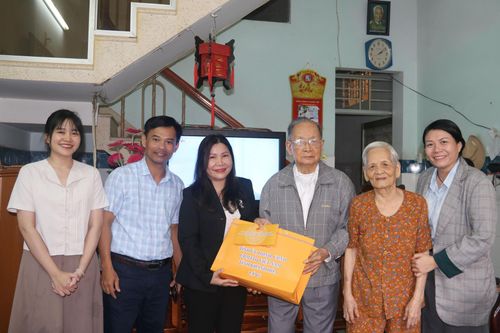 Thăm, tặng quà cho người có công ở TP. Nha Trang