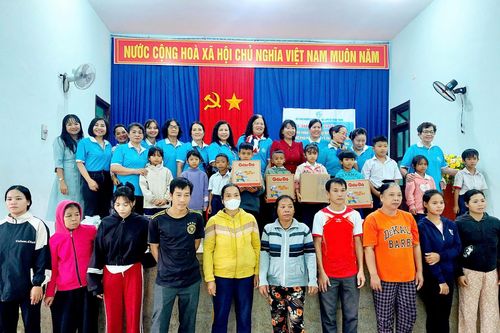 Tặng 100 suất quà cho phụ nữ, trẻ em khó khăn ở huyện Khánh Vĩnh