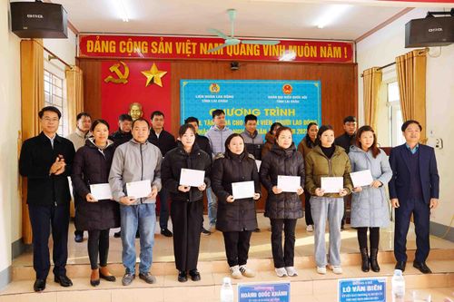 Trao 50 suất quà cho đoàn viên công đoàn nhân dịp Tết Nguyên đán