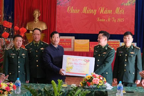 Đồng chí Chu Lê Chinh - Phó Chủ tịch HĐND tỉnh thăm, chúc Tết tại huyện Sìn Hồ