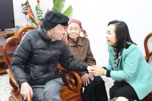 Đoàn công tác của tỉnh thăm, tặng quà tết gia đình chính sách và một số cơ quan, đơn vị tại các huyện