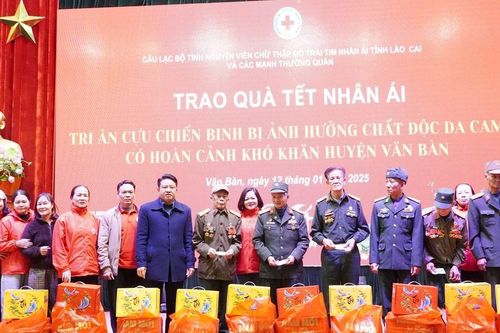 Trao tặng nhiều phần quà tết ý nghĩa tới người dân và học sinh trong tỉnh