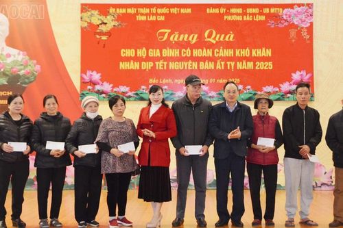 Chủ tịch Ủy ban MTTQ Việt Nam tỉnh Lý Văn Hải trao quà tết cho các hộ dân có hoàn cảnh khó khăn