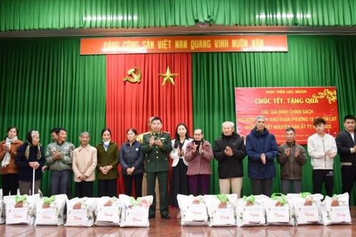 Học viện Lục quân thăm, tặng quà Tết cho các gia đình chính sách, hộ khó khăn