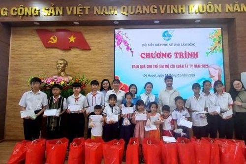 Đạ Huoai: Nhiều phần quà Tết ý nghĩa đến với trẻ em mồ côi