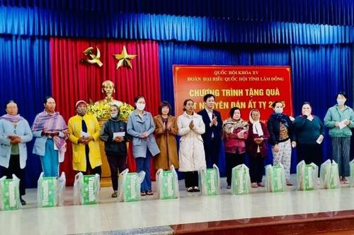 Đoàn ĐBQH Lâm Đồng thăm và tặng quà Tết cho bà con khó khăn tại huyện Lạc Dương