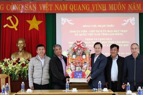 Chủ tịch Ủy ban MTTQ Việt Nam tỉnh thăm, chúc Tết các cơ quan, đơn vị và tặng quà Tết cho gia đình chính sách, hộ nghèo