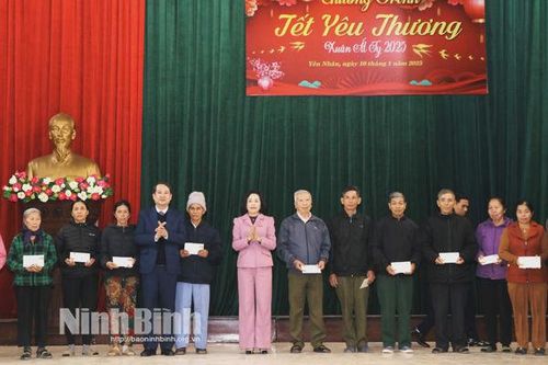 Đồng chí Phó Chủ tịch Quốc hội Nguyễn Thị Thanh thăm, tặng quà Tết Nguyên đán Ất Tỵ tại Ninh Bình