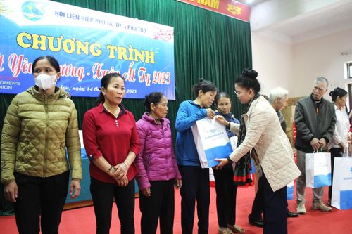 Trao quà 'Tết yêu thương' tại huyện Thanh Sơn
