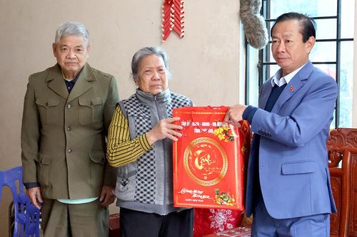 Chủ nhiệm Ủy ban Kiểm tra Tỉnh ủy Đinh Công Thực tặng quà Tết tại huyện Lâm Thao