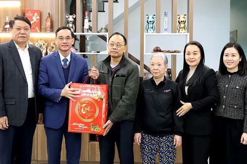 Chủ tịch Ủy ban MTTQ tỉnh Nguyễn Hải tặng quà Tết tại huyện Thanh Ba