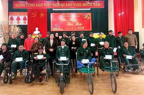 Trao quà Tết tại Trung tâm điều dưỡng người có công và học bổng cho học sinh nghèo vượt khó