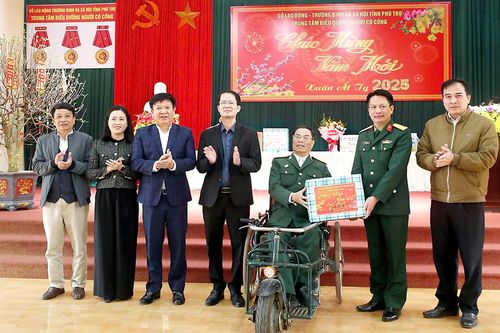 Lãnh đạo Bộ CHQS tỉnh thăm, tặng quà tại Trung tâm Điều dưỡng Người có công tỉnh và doanh nghiệp tiêu biểu