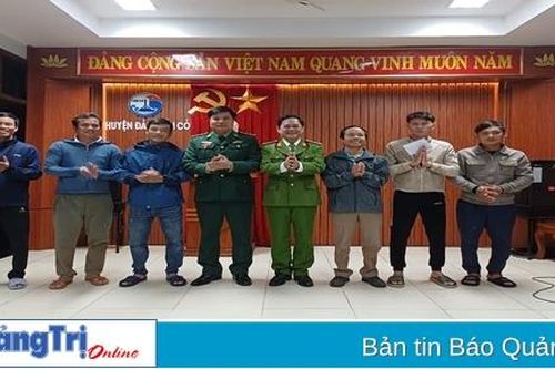 Giải cứu thành công một người dân bị sóng cuốn trôi khi hái rong mứt trên biển