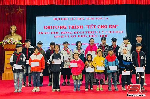Tặng học bổng cho học sinh vượt khó, hiếu học