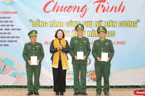 Chương trình 'Đồng hành cùng phụ nữ biên cương'