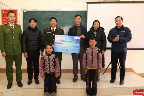 Đồng chí Giám đốc Công an tỉnh kiểm tra, chúc tết tại huyện Vân Hồ