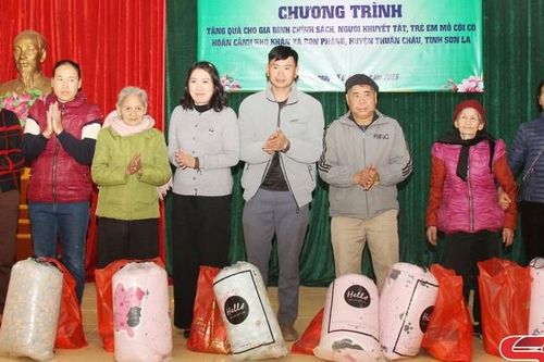 Thăm tặng quà hộ nghèo, gia đình chính sách, trẻ em mồ côi và học sinh hoàn cảnh khó khăn xã Bon Phặng
