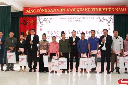 Đồng chí Trưởng ban Tổ chức Tỉnh ủy thăm, tặng quà Tết tại huyện Mường La