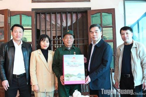 Các đồng chí lãnh đạo tỉnh thăm, chúc Tết người cao tuổi, người có công trên địa bàn