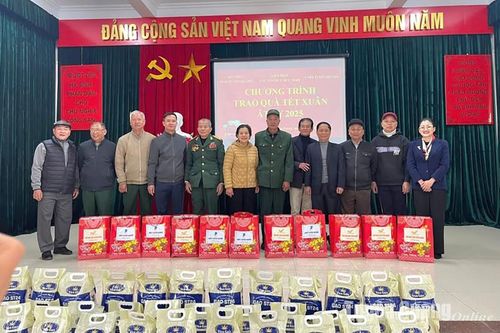 Tặng 40 suất quà Tết cho hội viên có hoàn cảnh khó khăn