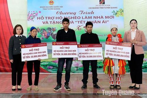 Đoàn ĐBQH tỉnh và Ngân hàng NN&PTNT tỉnh hỗ trợ làm nhà cho hộ nghèo và tặng quà Tết tại Lâm Bình