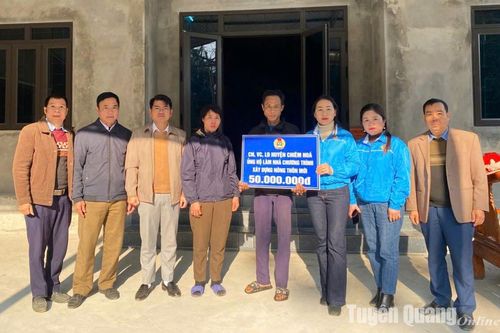 LĐLĐ huyện Chiêm Hóa trao tiền hỗ trợ làm nhà cho 12 hộ nghèo xã Trung Hà và Hòa Phú