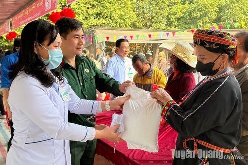 Gần 1.000 suất quà Tết được trao tặng bệnh nhân đang điều trị nội trú