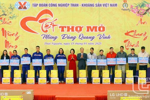Trao tặng 250 suất quà tại Chương trình Tết thợ mỏ