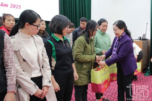 Đoàn đại biểu Quốc hội tỉnh tặng quà Tết cho đoàn viên công đoàn tại Định Hóa