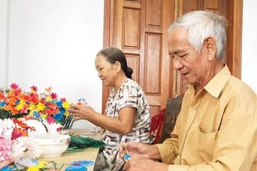 Kết tâm tình vào từng cánh hoa giấy